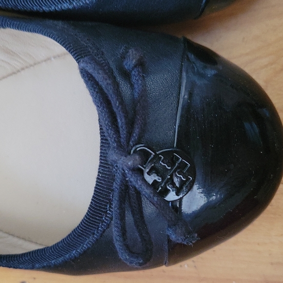 Tory Burch Chelsea captoe ballet flats in black. - Picture 2 of 6